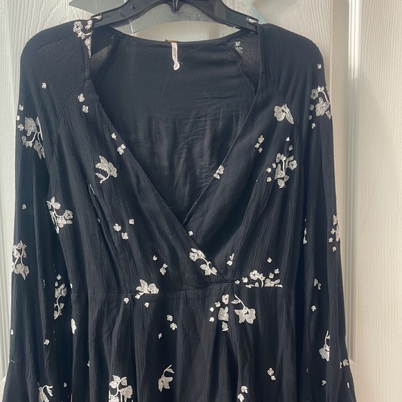 Beautiful embroidered mini dress - Picture 2 of 5